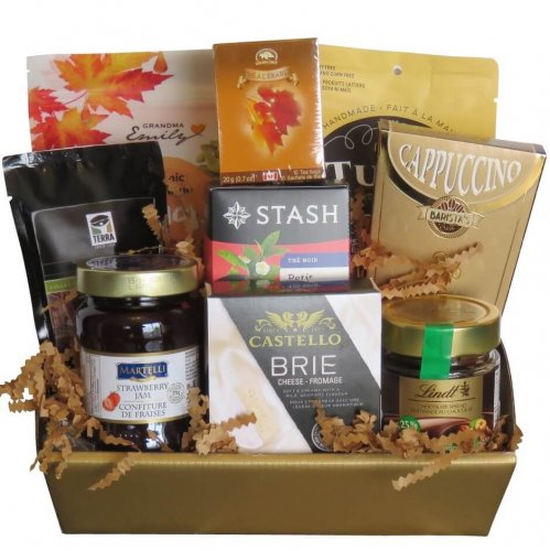 Un panier-cadeau délicieux avec des produits gastronomiques avec du thé, du café et du fromage | A delectable gift basket with gourmet products with tea, coffee, and cheese