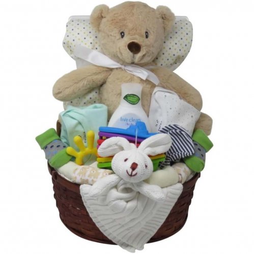 Baby gift baskets. A beautiful baby gift with essentials including baby toys, clothes and baby wash. | Panier cadeau bébé. Un beau cadeau pour bébé avec des éléments essentiels, y compris des jouets pour bébé, des vêtements et un nettoyant pour bébé de Montpetit Creations.