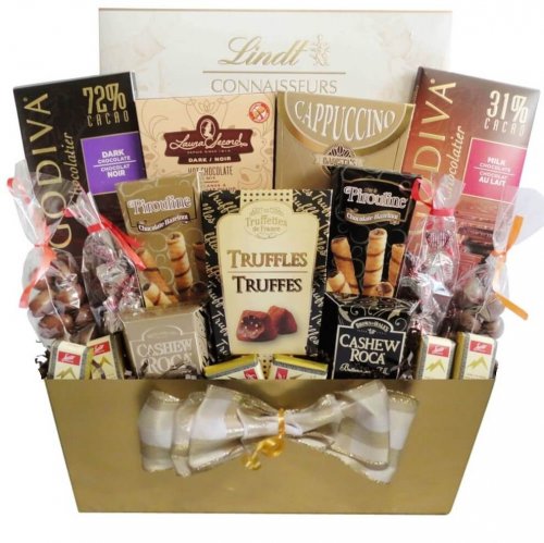 Rempli de toutes sortes de friandises décadentes, ce panier cadeau chocolats fait un excellent cadeau. Livraison Montreal, le Quebec et Ontario. | We have a great variety of chocolate gift baskets that make gift giving easy. Delivery to Montreal, Quebec, and Ontario. Montpetit Creations.