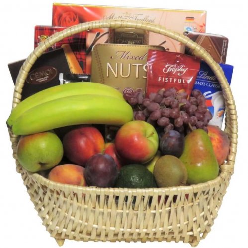 We have a great selection of fruit gift baskets filled with fresh fruit and chocolates from Montpetit Creations. Free delivery in Montreal, The West Island, Brossard, and Laval. | Un délicieux panier cadeau fruits remplis de chocolats premium. Livraison gratuite a Montreal, Laval, et Rive-Sud
