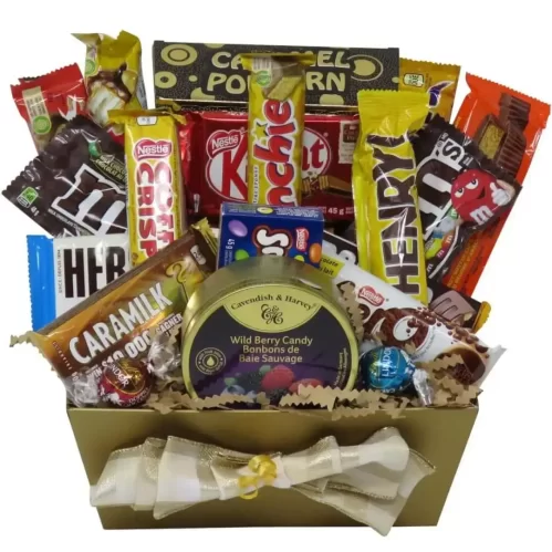 Panier-cadeau rempli de barres de chocolat et de collations populaires Hersey, Caramilk, M&M, Nestle| Gift basket filled with popular chocolate bars and snacks