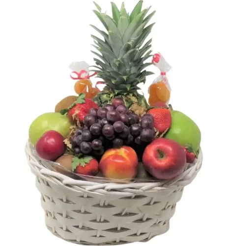 Fruit Basket with a pineapple, strawberries, apples, grapes, kiwi, and peaches. | Panier de fruits avec un ananas, des fraises, des pommes, des raisins, des kiwis et des pêches.