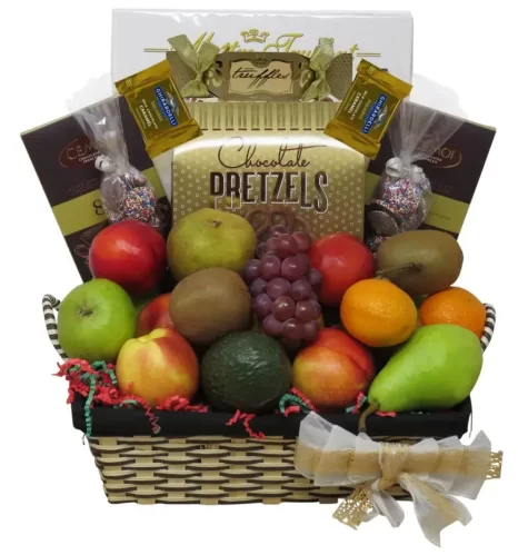 Un panier cadeau fruits avec une sélection de chocolats fins. Livraison gratuite dans la région de Montréal. | We have fruits gift baskets with fine chocolates. Free Montreal area delivery.
