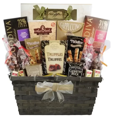 Rempli de toutes sortes de friandises décadentes, ce panier cadeau chocolats fait un excellent cadeau. Livraison Montreal, le Quebec et Ontario. | We have a great variety of chocolate gift baskets that make gift giving easy. Delivery to Montreal, Quebec, and Ontario. Montpetit Creations.