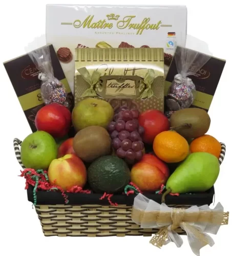 Un panier cadeau fruits avec une sélection de chocolats fins. Livraison gratuite dans la région de Montréal. | We have fruits gift baskets with fine chocolates. Free Montreal area delivery.