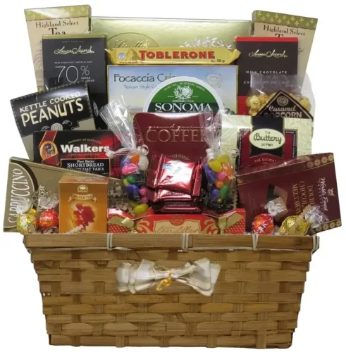 Un panier cadeau gourmand et chocolaté contenant du fromage, des chocolats fins, du café et des collations | A gourmet and chocolate gift basket containing cheese, fine chocolates, coffee, and snacks