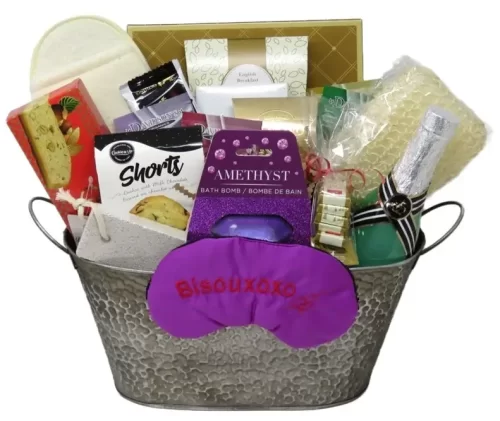A relaxing spa gift basket makes a perfect gift | Un panier-cadeau spa relaxant fait un cadeau parfait. De Montpetit Creations.