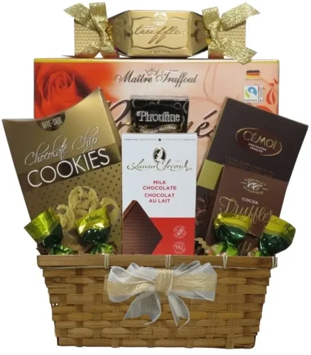 Panier cadeau. Un ravissant panier rempli de chocolats premium. | Gift baskets Montreal Chocolate. A delightful baskets filled with premium chocolates. Montpetit Creations.